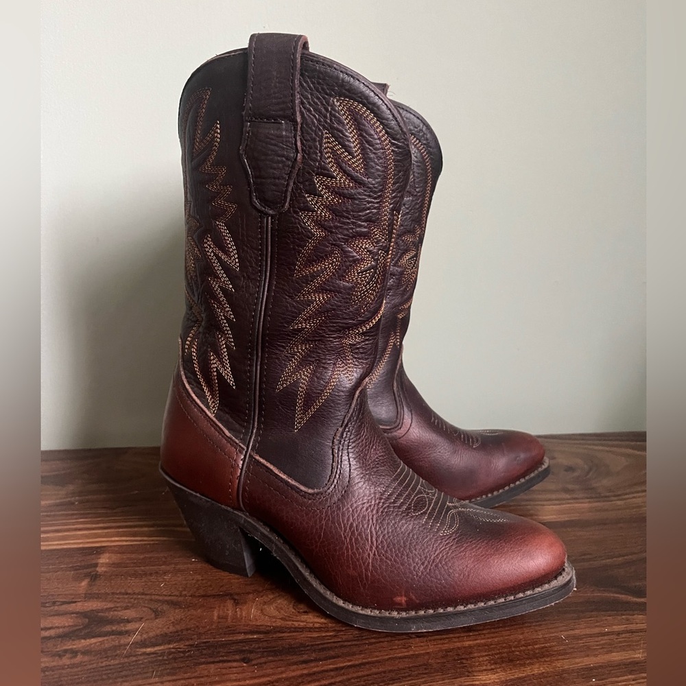 Women’s brown cowgirl boots size 7